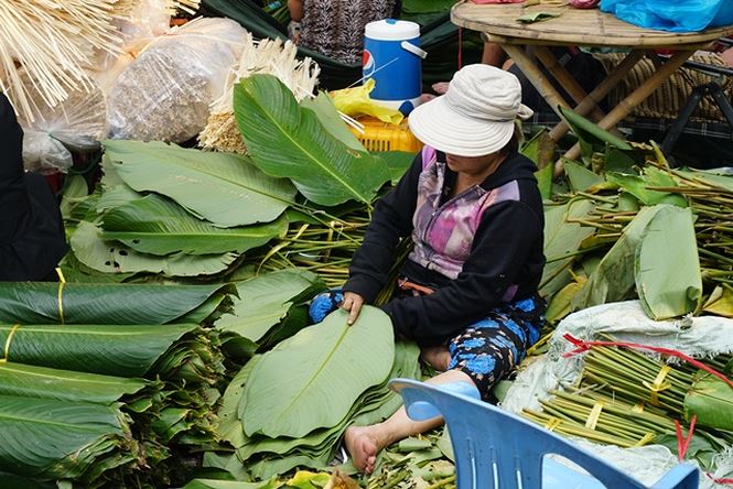 120.000 đồng một bó lá dong bán vỉa hè Sài Gòn 120.000 đồng một bó lá dong bán vỉa hè Sài Gòn